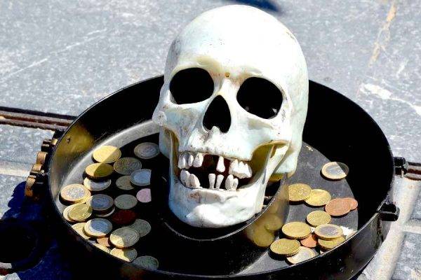 In arrivo la Tassa sulla Morte. No, non è uno scherzo.